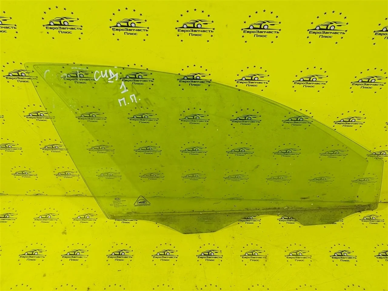 Стекло двери Kia Ceed 1 824211H000 ED, переднее правое