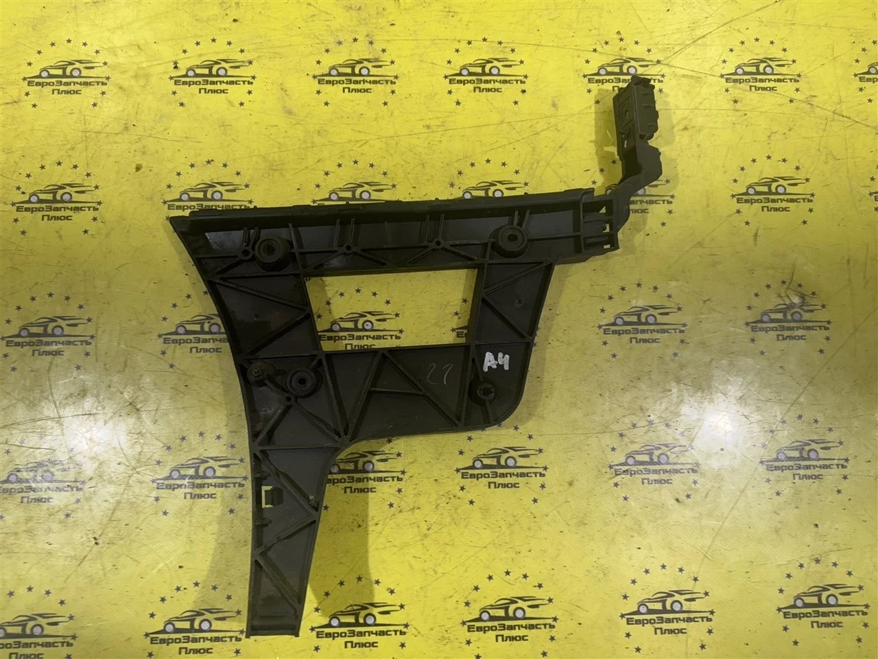 Кронштейн бампера Audi A4 8K0807682A B8, задний правый