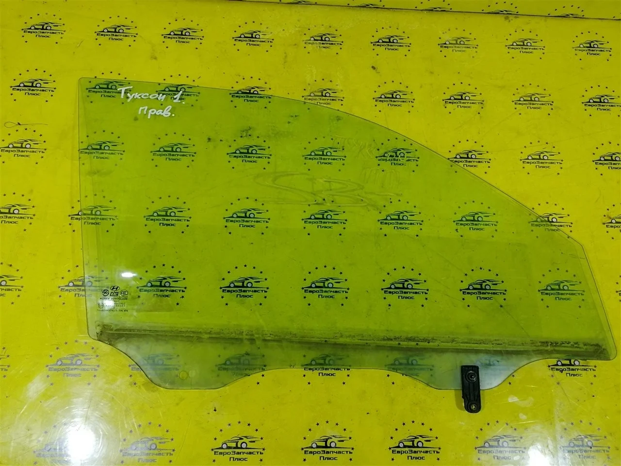 Стекло двери Hyundai Tucson 1 824202E030 JM, переднее правое