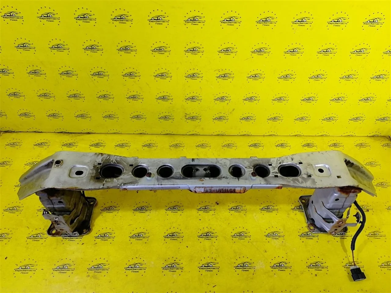 Усилитель бампера Ford Focus 3 1860770, передний