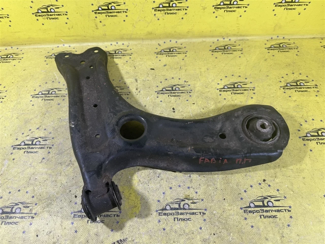 Рычаг подвески Skoda Fabia 2 6R0407152E 5J, передний правый