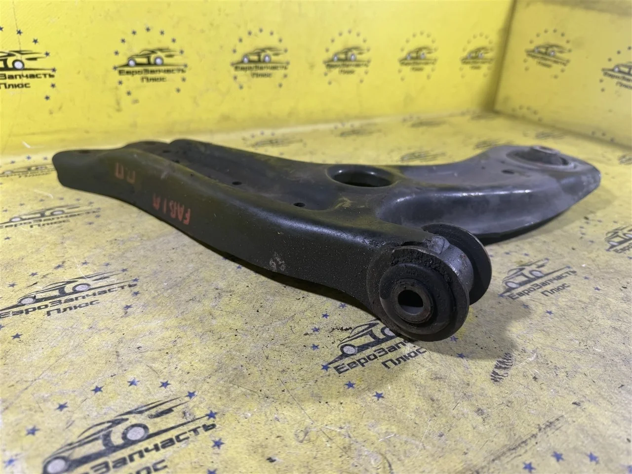 Рычаг подвески Skoda Fabia 2 6R0407152E 5J, передний правый