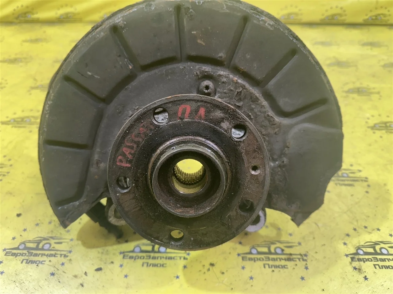 Кулак поворотный Volkswagen Passat B6 3C0407253F, передний левый