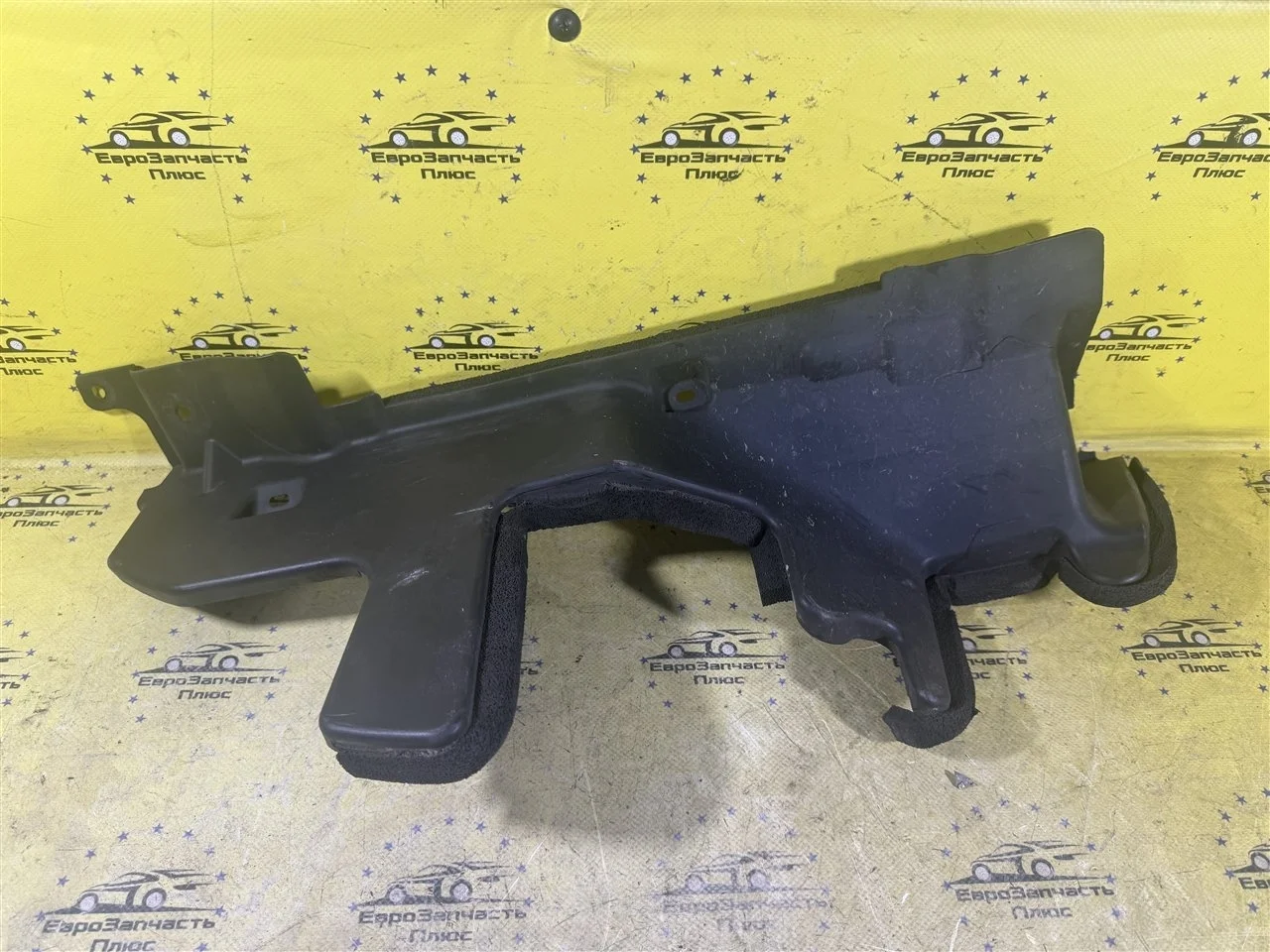 Дефлектор радиатора Nissan Juke 628221KA0A F15, правый