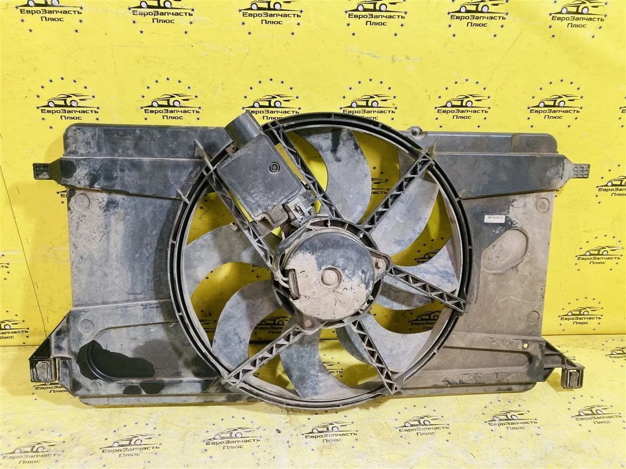 Вентилятор радиатора Ford Focus 2 3M518C607EC 1.6
