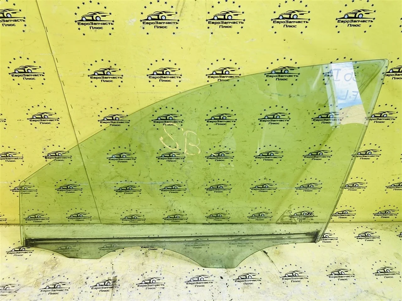 Стекло двери Hyundai i30 1 824112R010 FD, переднее левое