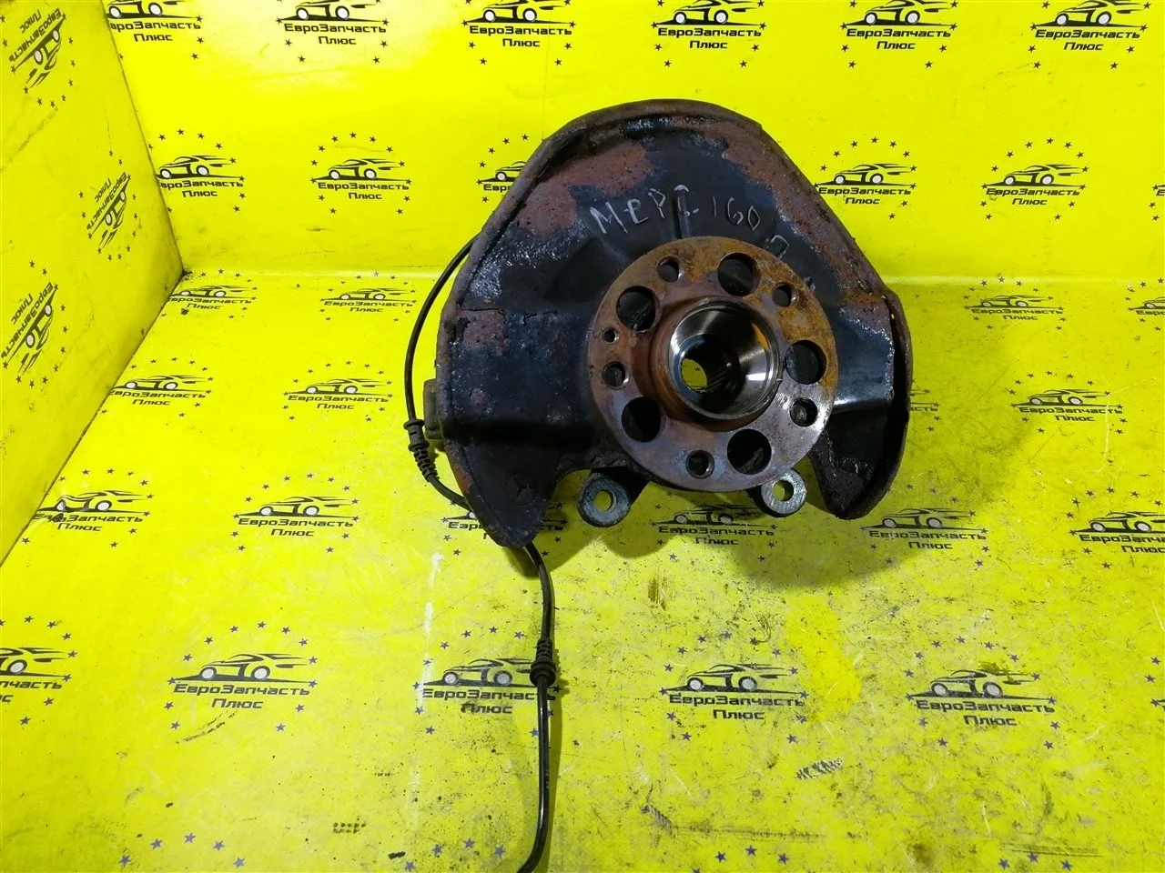 Поворотный кулак со ступицей Mercedes-Benz A160 1693300720 W169, передний левый