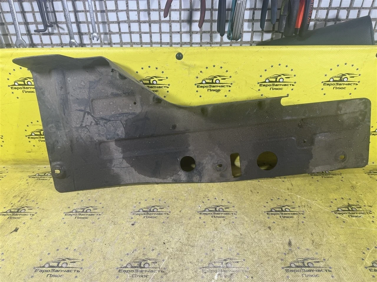 Пыльник двигателя Opel Astra 13239610 J, правый