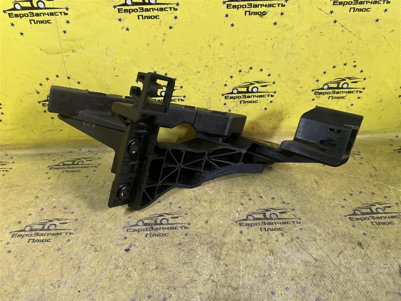 Кронштейн фары Kia Ceed 2 64166A2000 JD, правый