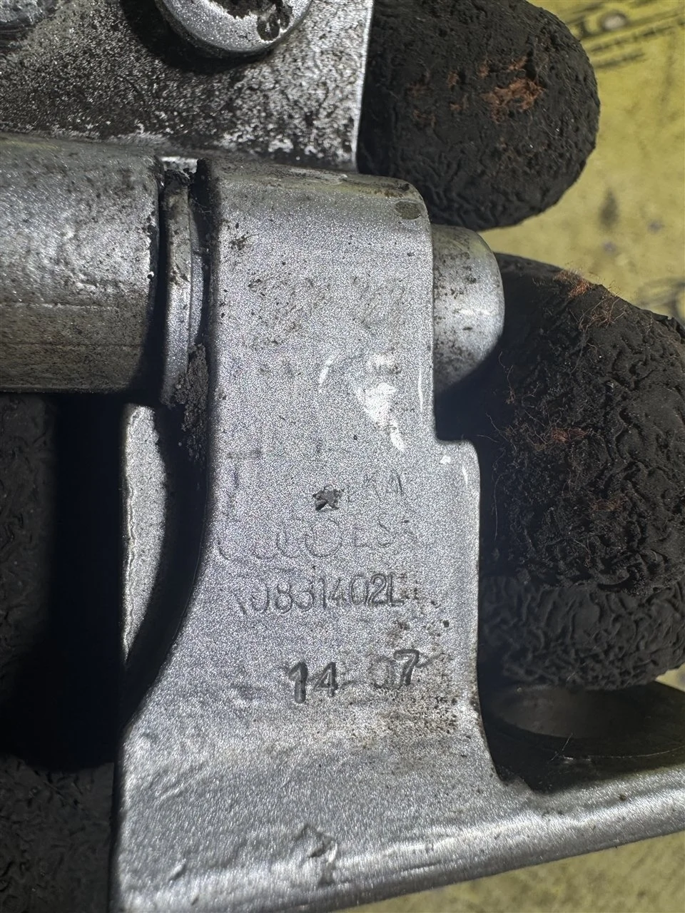 Петля двери Volkswagen Golf 5 1K0831402 MK5, передняя правая