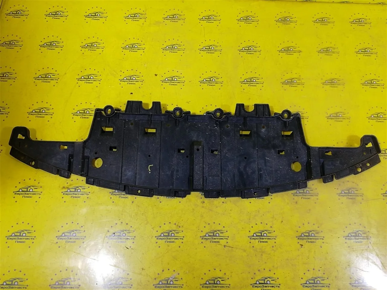 Пыльник бампера Opel Astra 13368661 J, передний