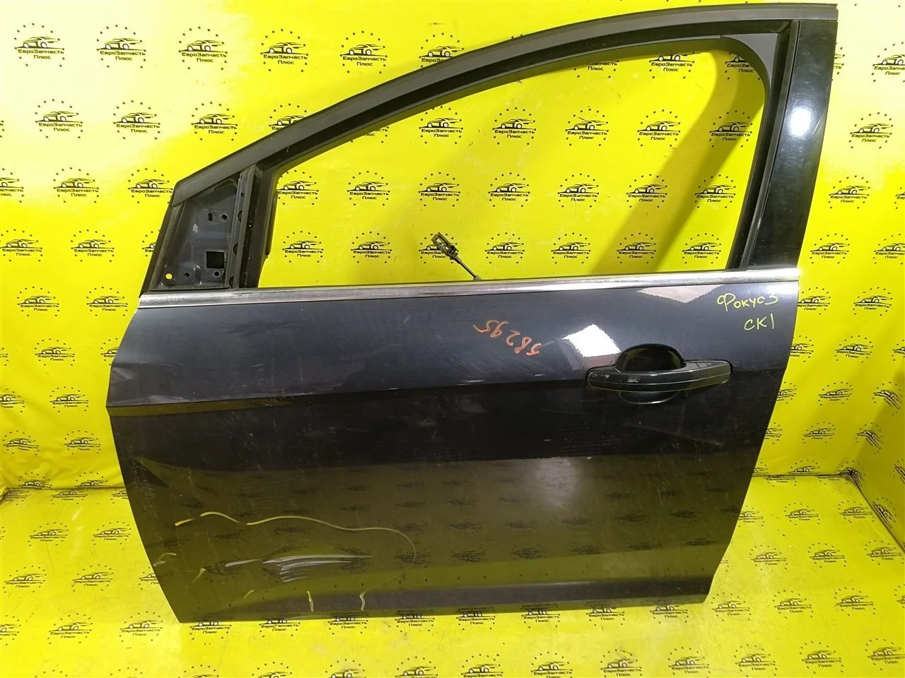 Дверь дефект Ford Focus 3 1530170, передняя левая