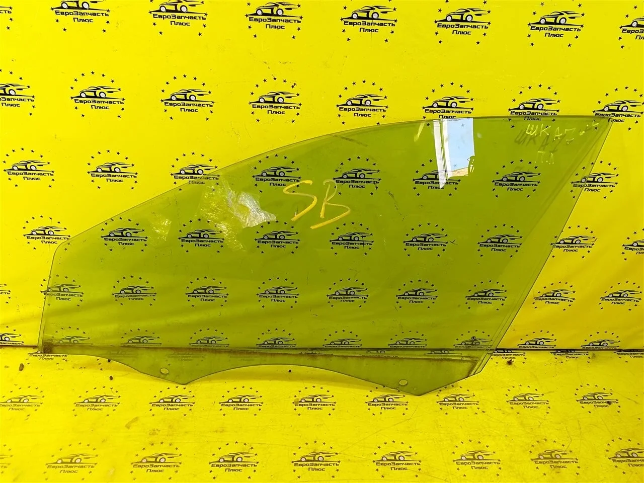 Стекло двери Skoda Octavia A7 5E0845201A 5E, переднее левое