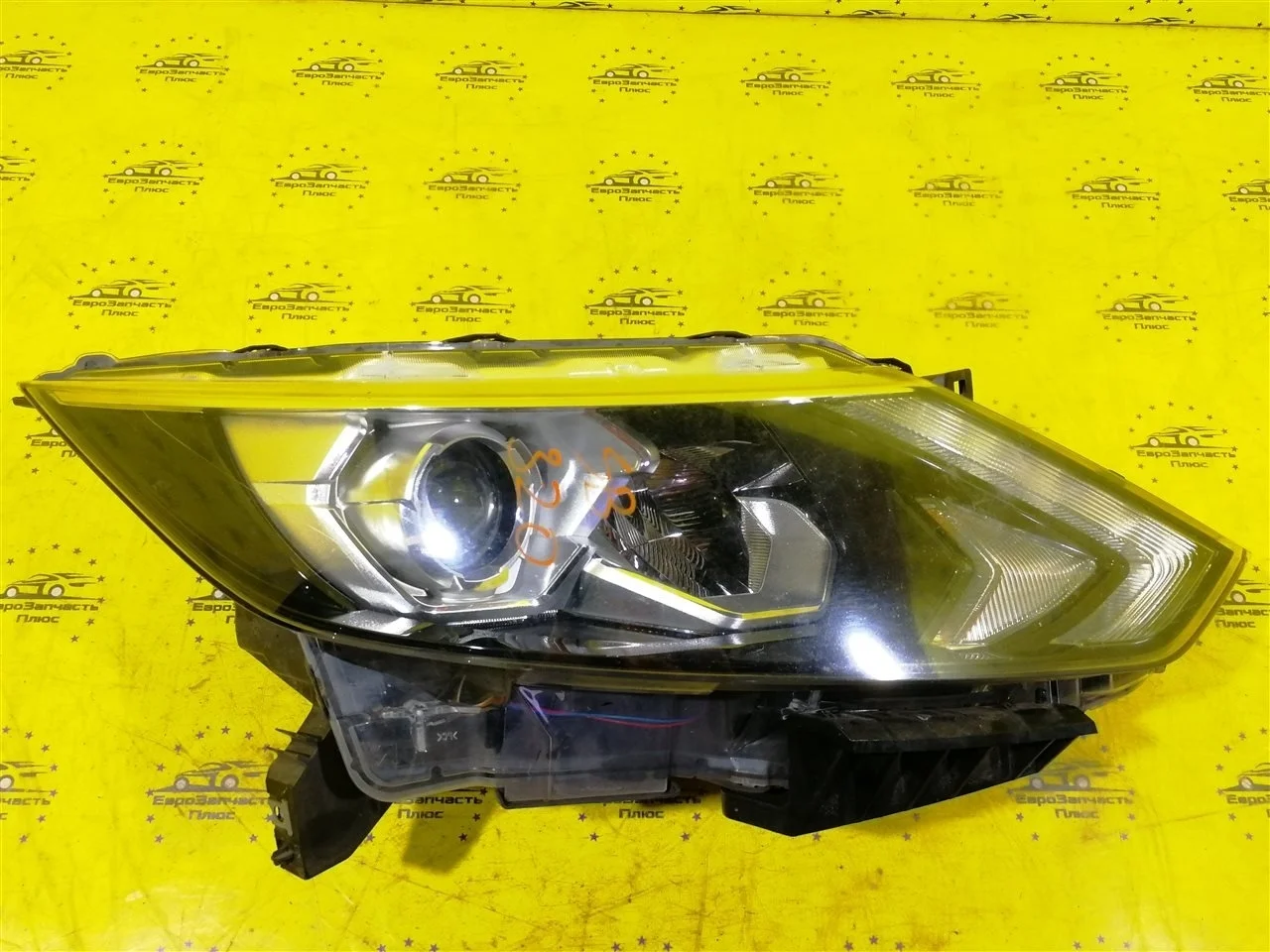 Фара Nissan Qashqai 26010HV00B J11, передняя правая