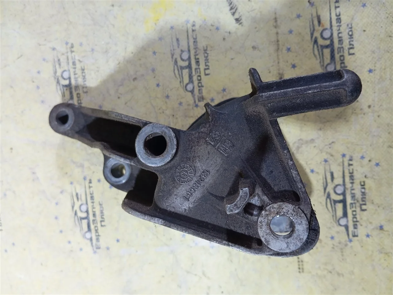 Кронштейн МКПП Opel Astra 13248661 J