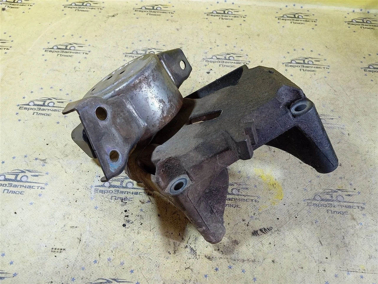 Кронштейн крепления Opel Corsa 13130728 D