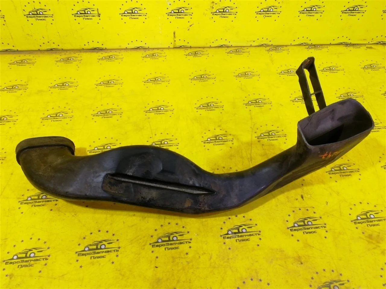 Воздухозаборник Chevrolet Cruze 13307080 J300