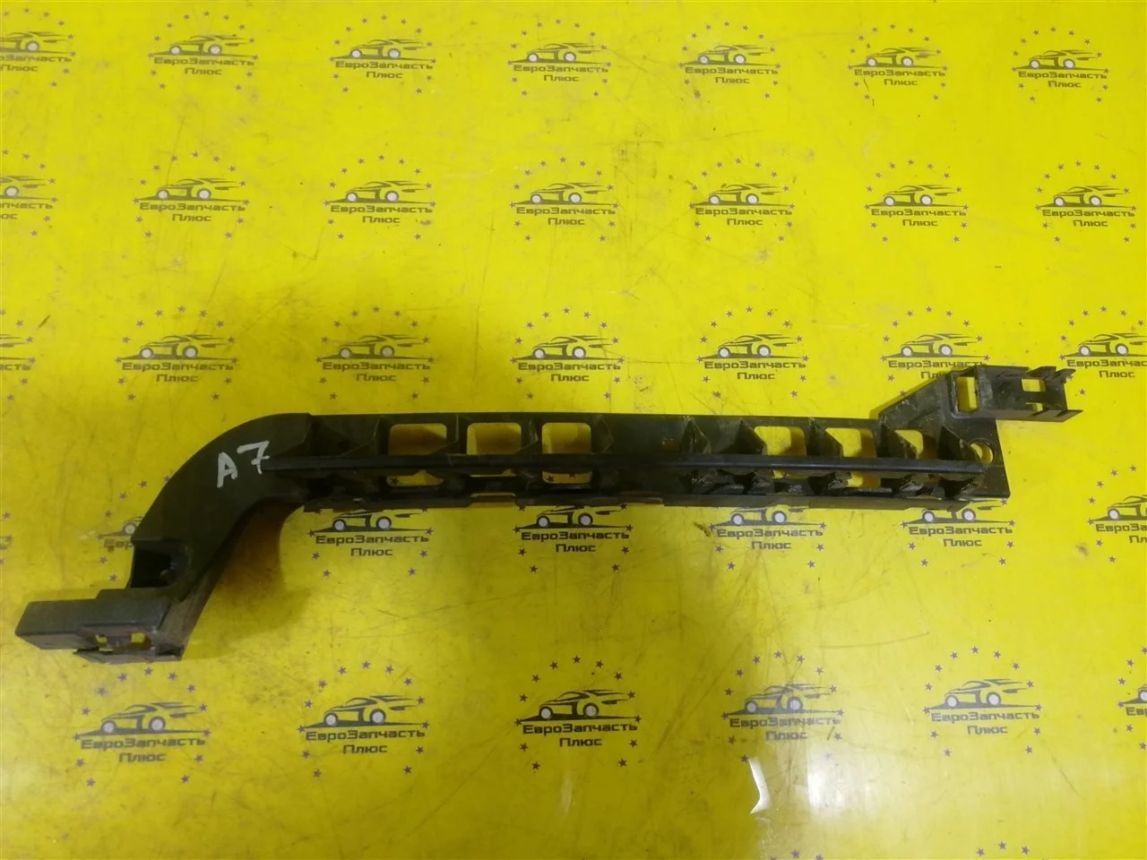 Кронштейн бампера Skoda Octavia A7 5E5807864 5E, задний правый