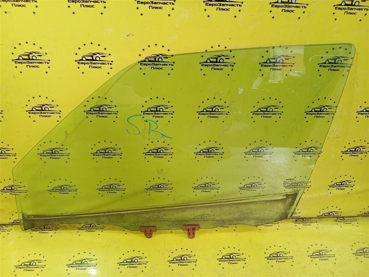 Стекло двери Nissan Juke 803011KK0A F15, переднее левое