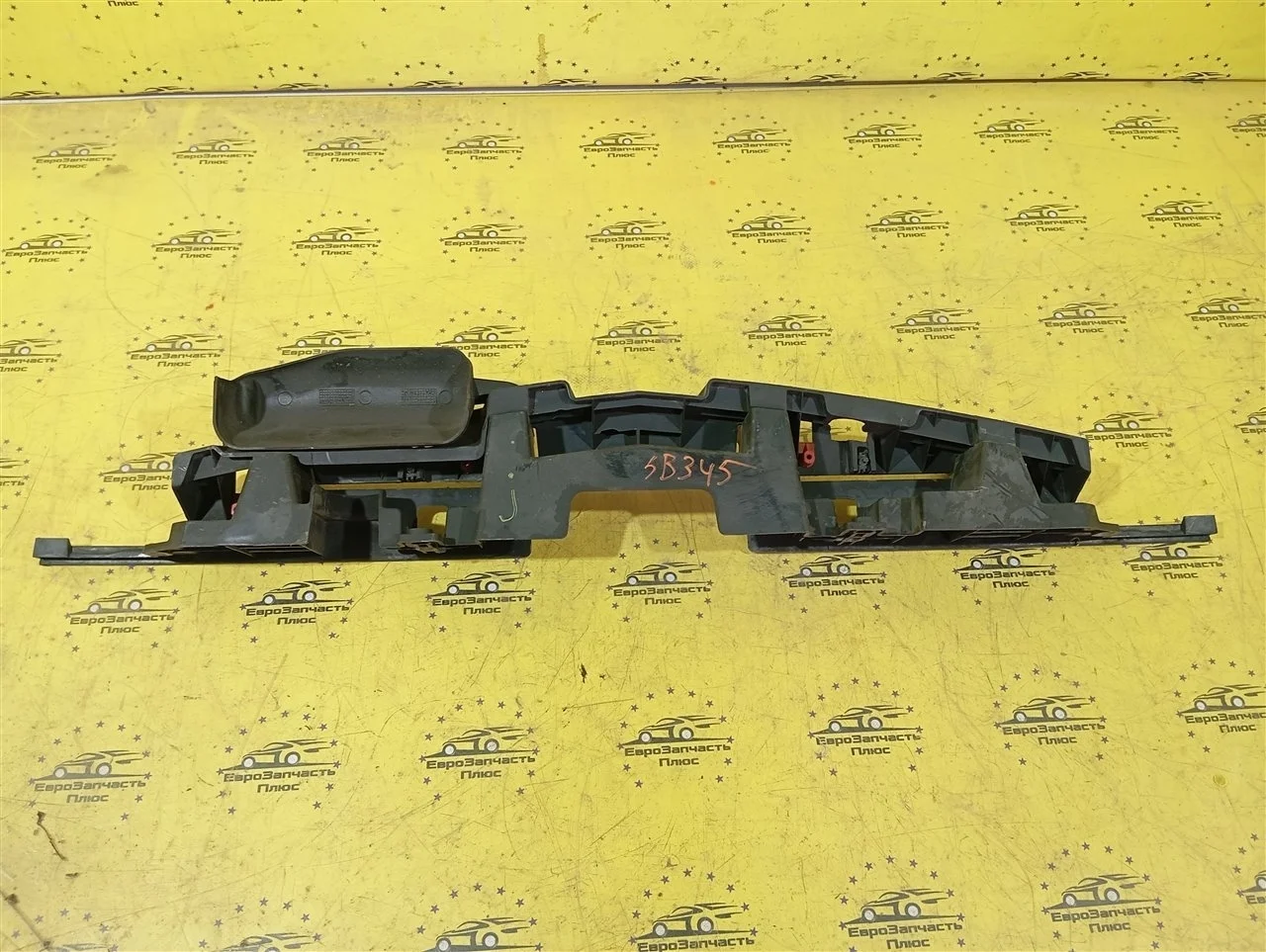 Кронштейн бампера Opel Astra 13264477 J, передний