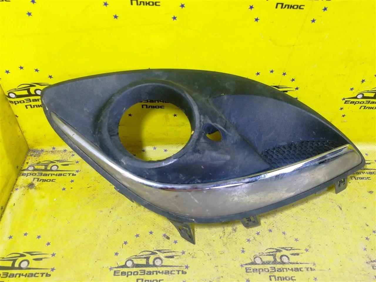 Накладка противотуманной фары Opel Corsa 13286025 D, передняя левая