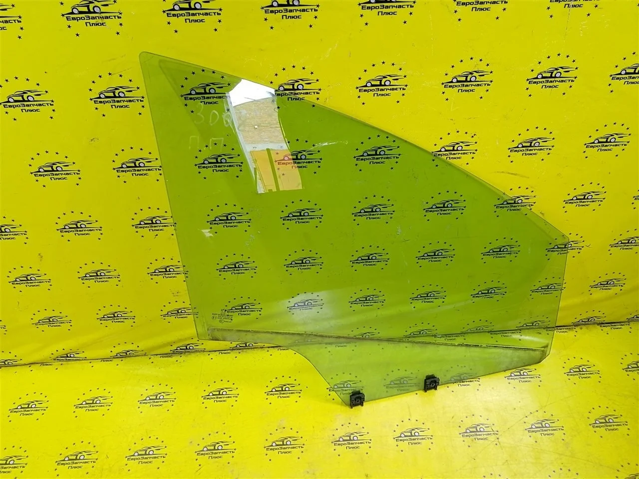 Стекло двери Peugeot 3008 9202N8, переднее правое