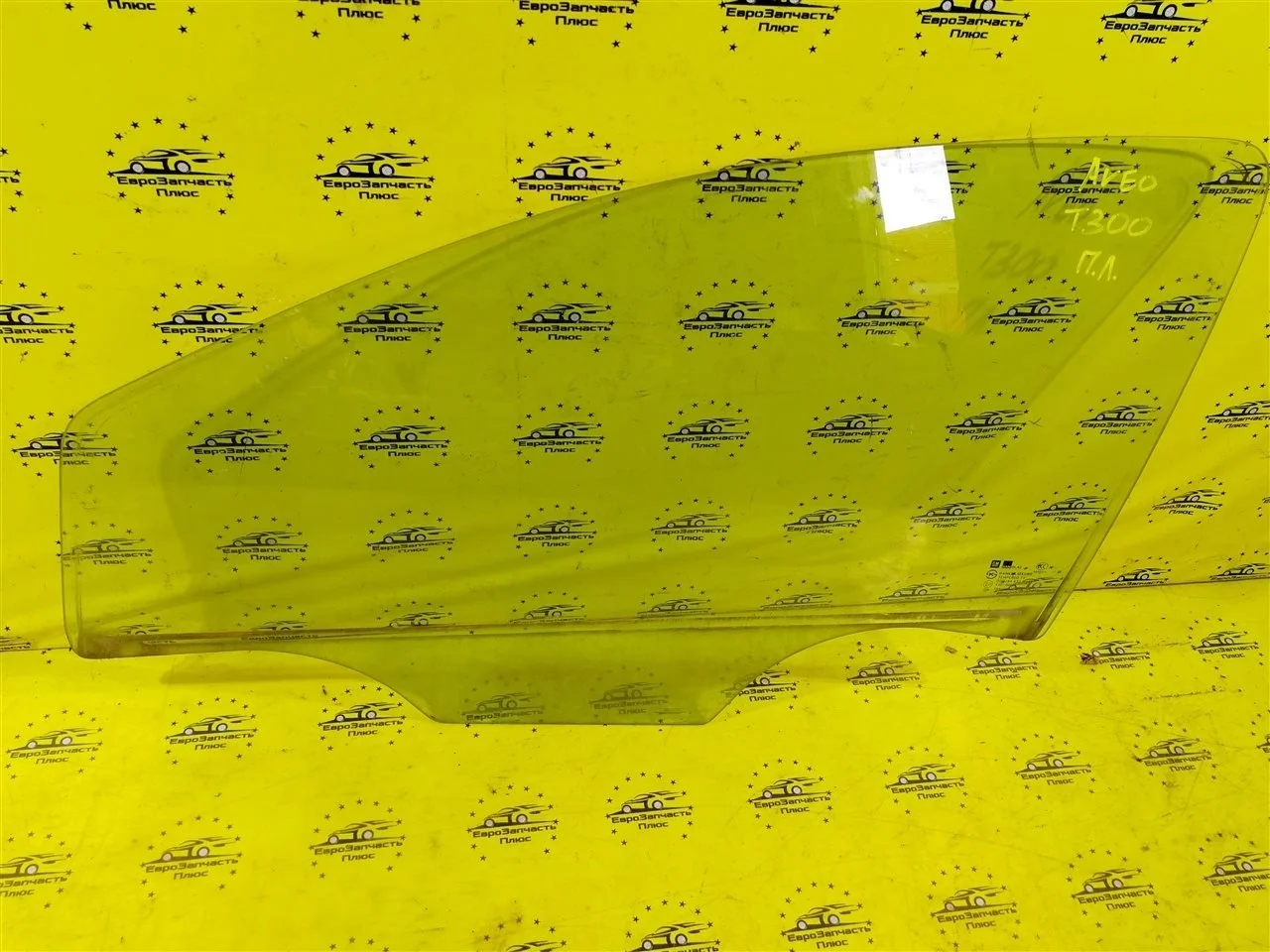 Стекло двери Chevrolet Aveo 95963637 T300, переднее левое