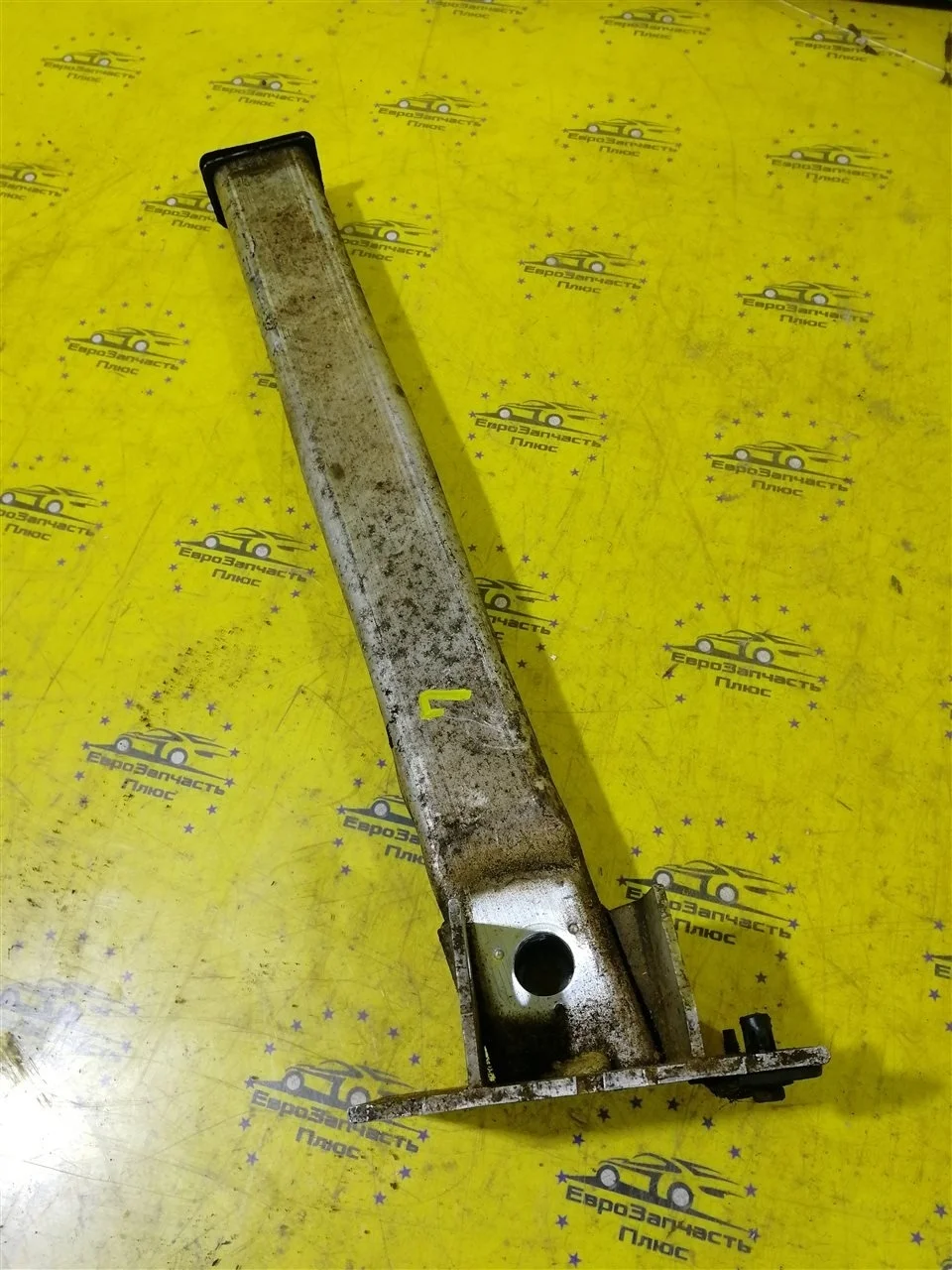 Кронштейн подрамника Peugeot 308 350876, передний левый