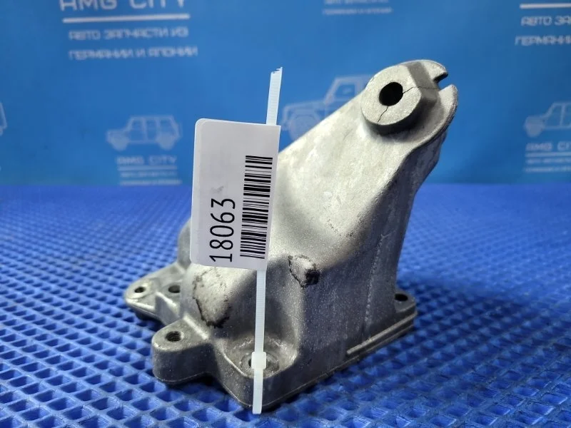 Кронштейн двигателя Mercedes-Benz C-class W204