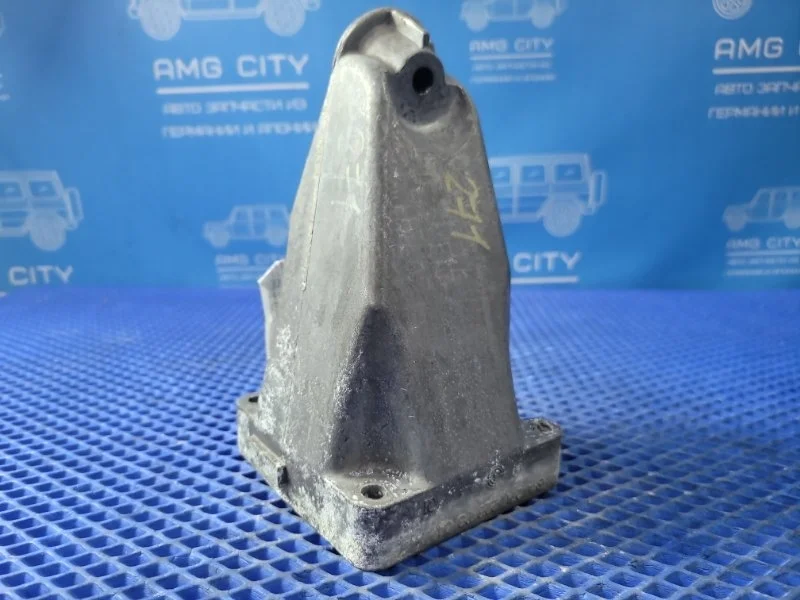 Кронштейн двигателя Mercedes-Benz C-class W204