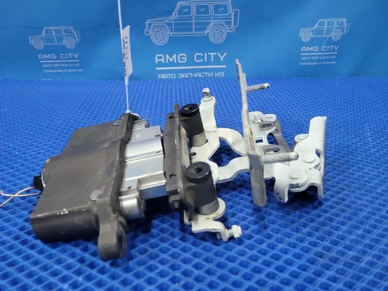 Петля капота левая Mercedes-Benz C-class W204