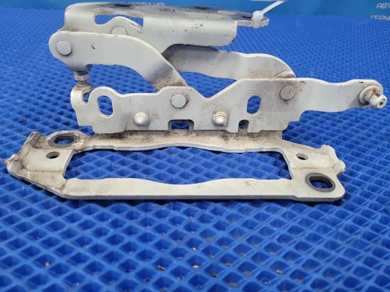 Петля капота правая Mercedes-Benz C-class W204