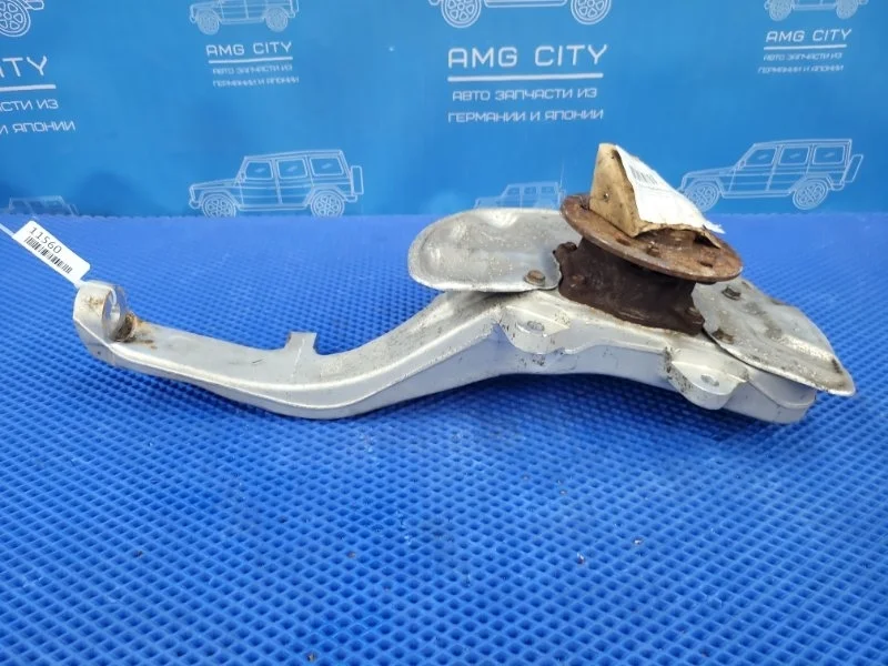 Кулак поворотный передний правый Mercedes-Benz