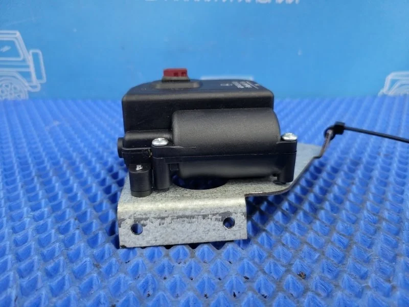 Моторчик oткpывания форточки задний левый