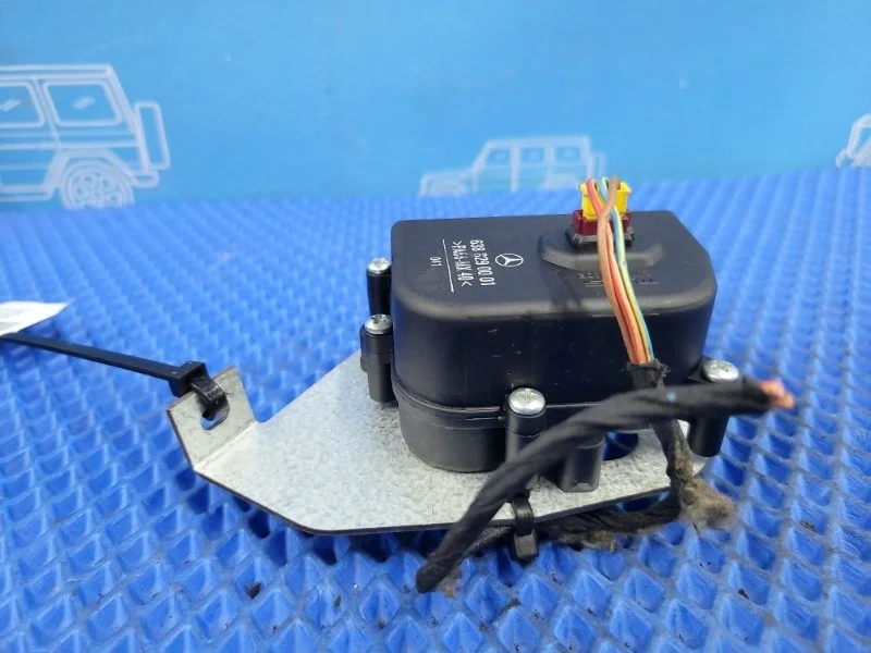 Моторчик oткpывания форточки задний левый