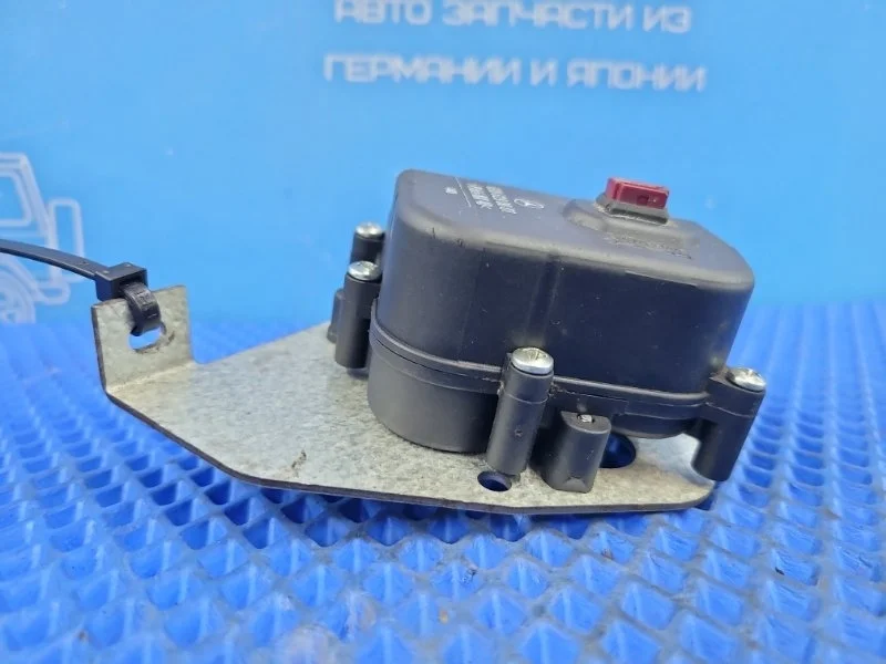 Моторчик oткpывания форточки задний левый