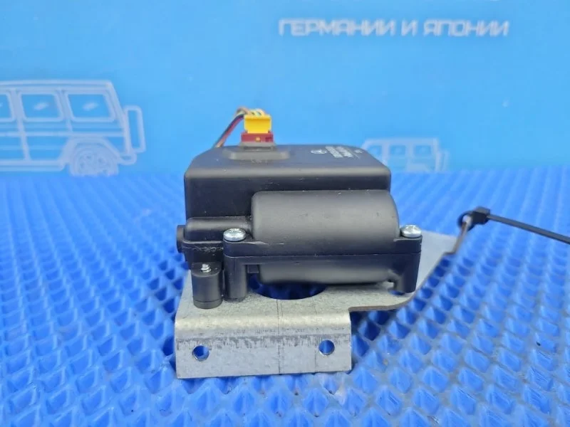 Моторчик oткpывания форточки задний левый