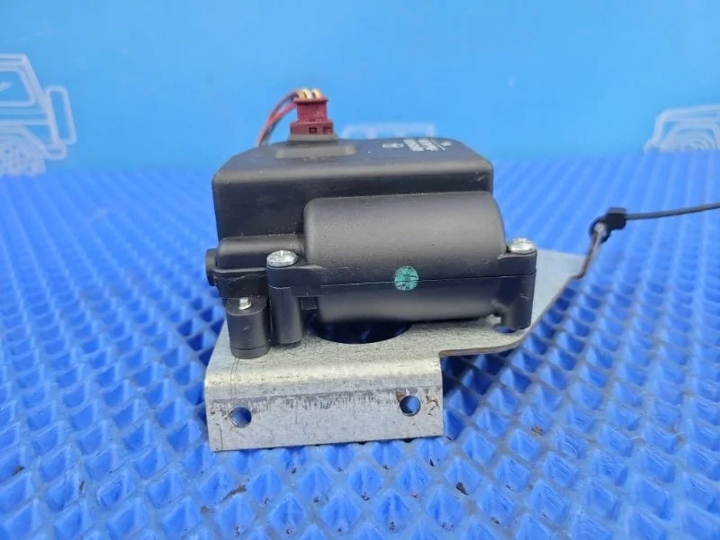 Моторчик oткpывания форточки задний левый