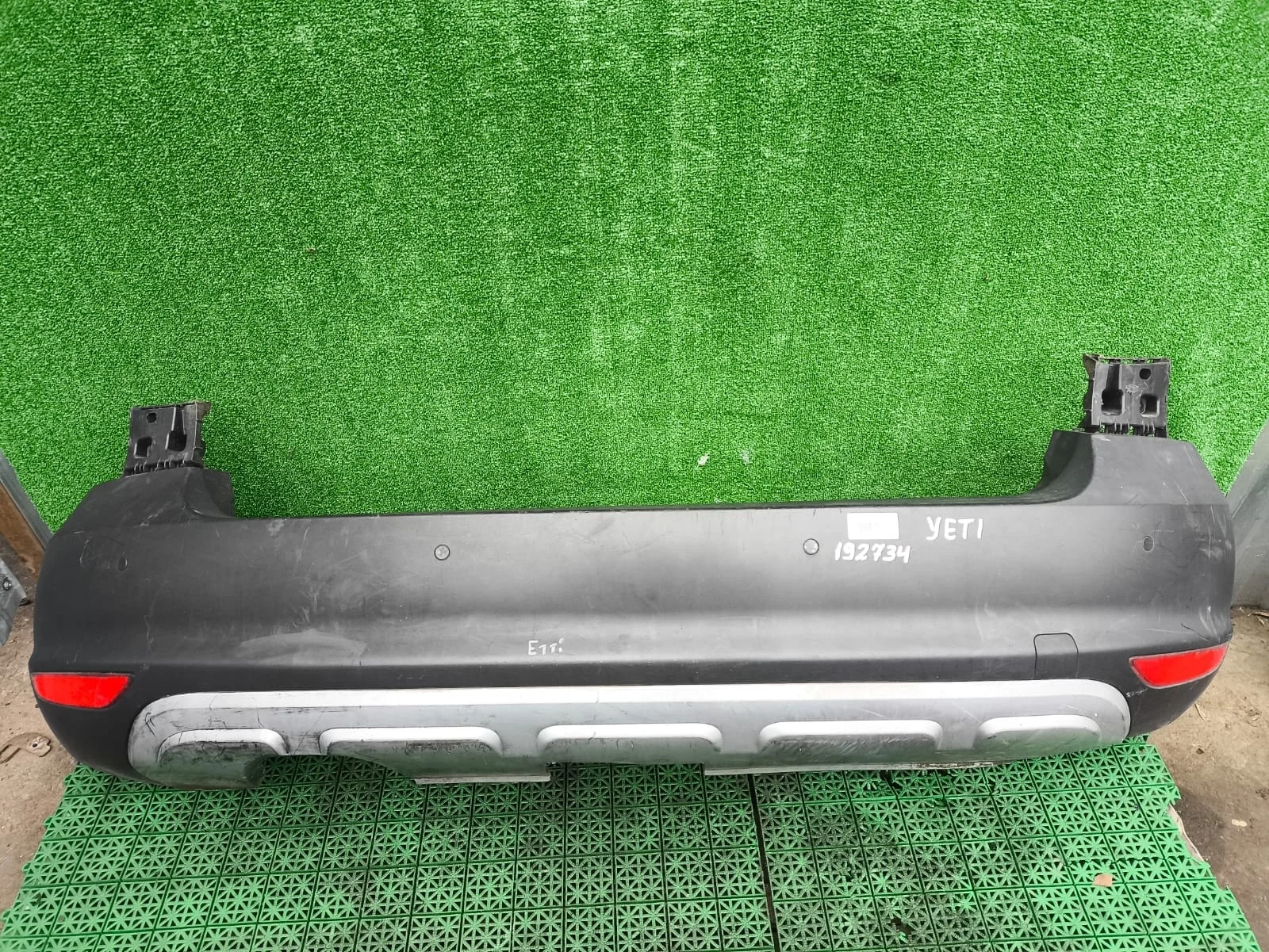 Бампер SKODA YETI 2010-задний под парктроник серый б/у YETI(2010-