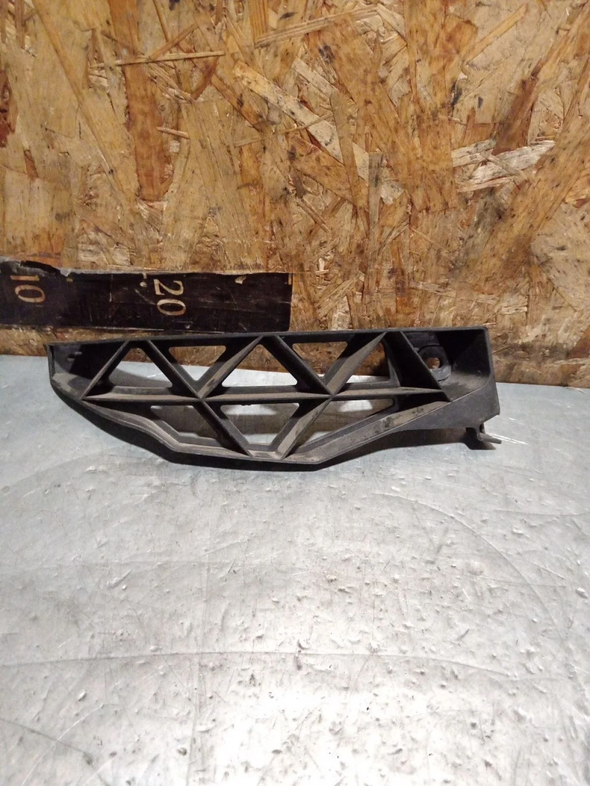 Кронштейн заднего бампера левый Skoda Octavia II рестайлинг (2008—2013) 2010 1Z/F9R