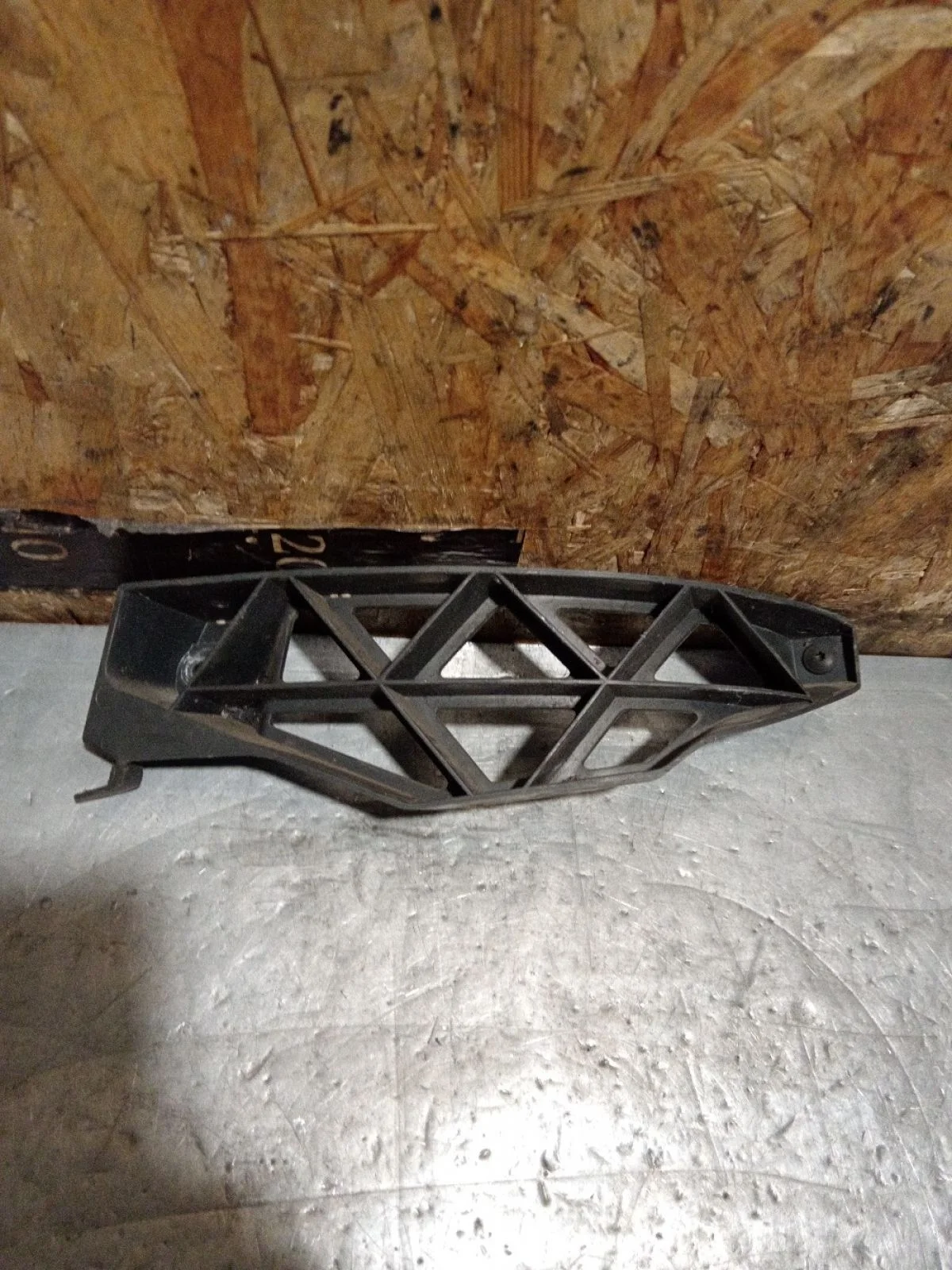 Кронштейн заднего бампера правый Skoda Octavia II рестайлинг (2008—2013) 2010 1Z/F9R