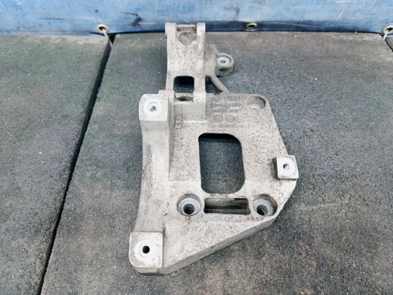 Кронштейн компрессора кондиционера и генератора Volkswagen Golf 6 2012 06F903143F 1.6 BSE