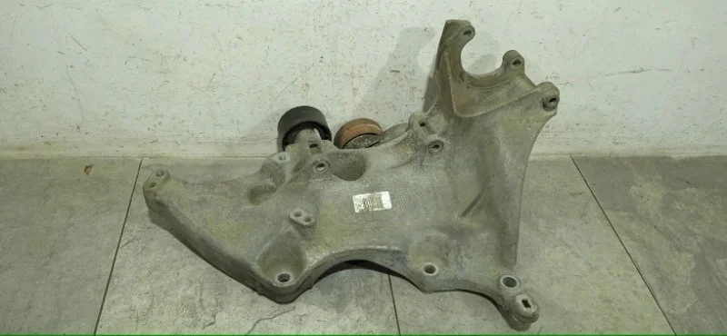 Кронштейн генератора Renault Duster 2010-2015 8201033565