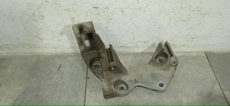 Кронштейн генератора Renault Duster 2018 117102094R H4M 430