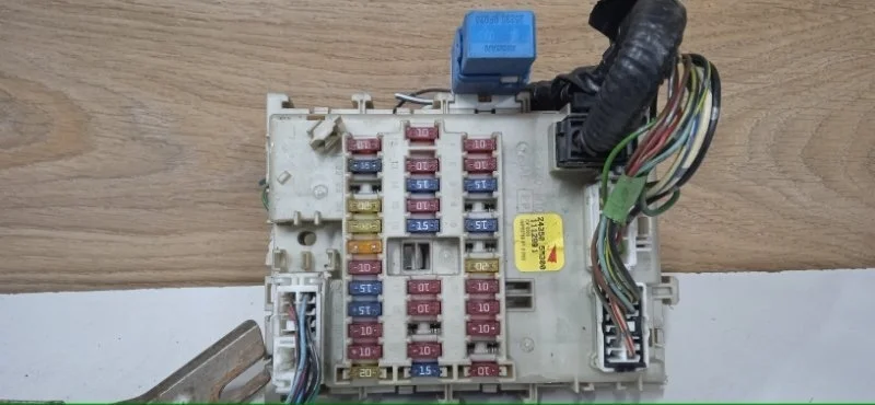 Блок предохранителей салонный Nissan Almera 2000-2006 243505M300 N16