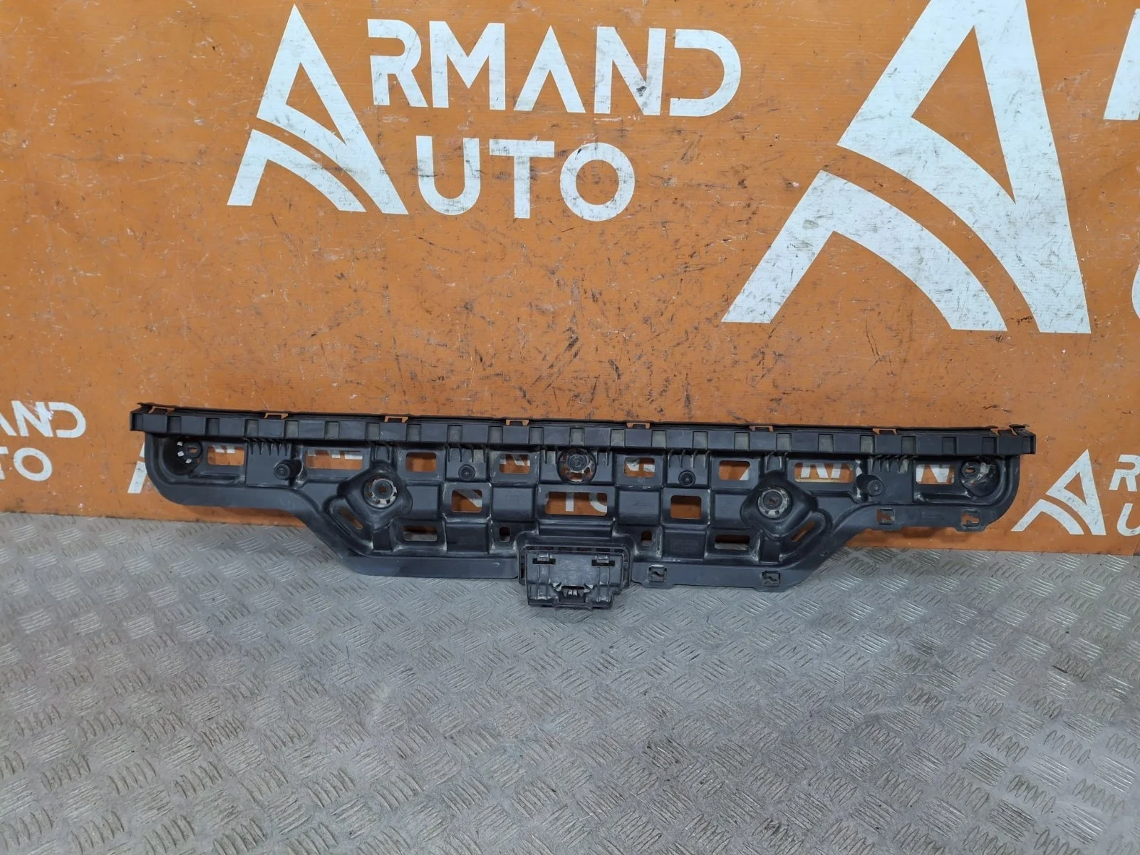 Кронштейн бампера центральный BMW X6 2019-нв G06