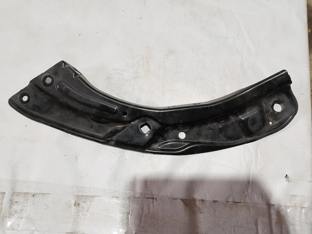 Кронштейн панели Skoda Rapid 2016 5JA805931B, левый