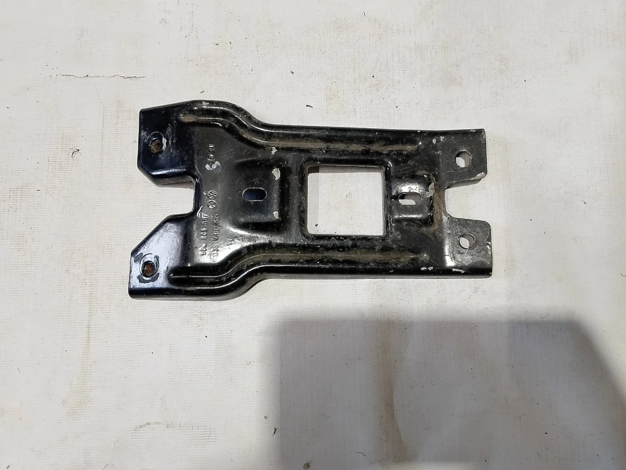 Кронштейн замка капота Volkswagen Polo 6 2020 60U805567, передний