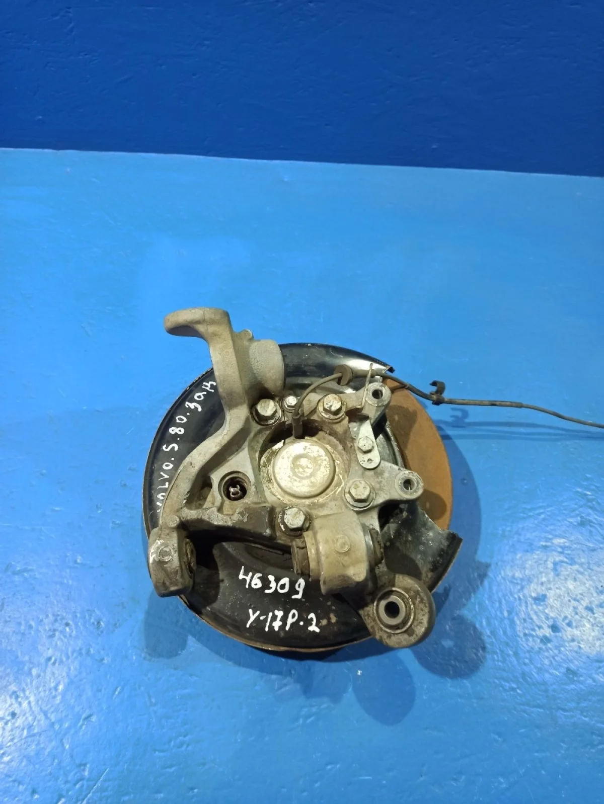 Кулак задний левый Volvo S80