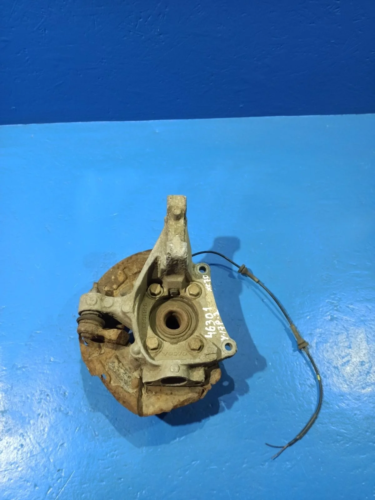 Кулак поворотный передний левый Volvo S80 S60 XC70